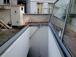 Výlez na střechu Dlouhá - dva lineární pohony PL na boku střešního okna