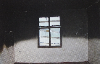 Pohled na rozhraní mezi vrstvou kouře a čerstvým vzduchem u okna