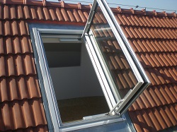 Výlez na střechu Malvazinky, ramenový otevírač FTA s kluznou lištou na boku střešního okna